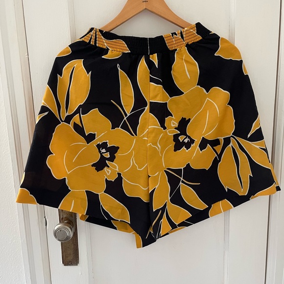 Loose High-Waist Pleated Shorts - Picture 3 of 3